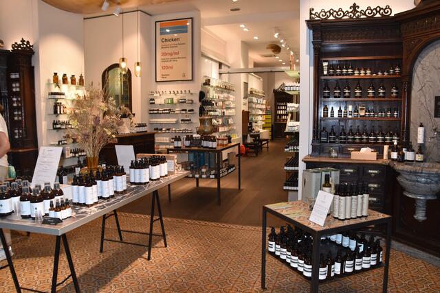 Die Apotheke wurde Ende des 19. Jahrhunderts erstmals eröffnet. Ehrmann übernahm sie 2006 und vergrößerte die Verkaufsfläche.  | Foto: Salme Taha Ali Mohamed/MeinBezirk