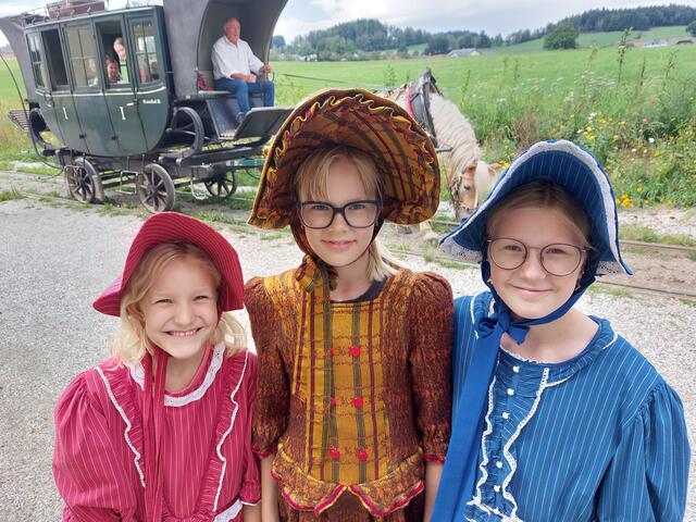 Absolutes Highlight waren das Anprobieren der prunkvollen Kleider und die tollen Kutschen, die bis heute noch in Verwendung sind.  | Foto: Sonja Maier