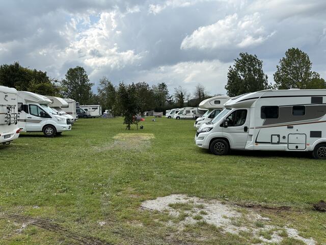 Der Campingplatz Schloss Aigen bietet Platz für 200 Autos. | Foto: Schrofner