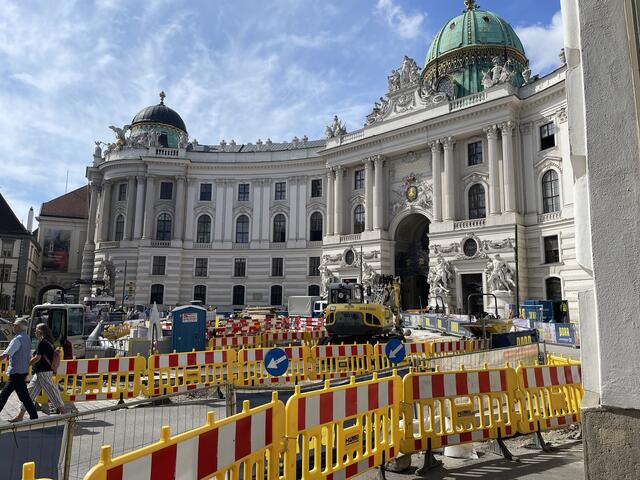 Erst vor Kurzem wurde beim Michaelerplatz entschieden, kein Wasserspiel vor dem Looshaus zu installieren und die Baumwahl zu überprüfen. | Foto: Michael Marbacher / Mein Bezirk