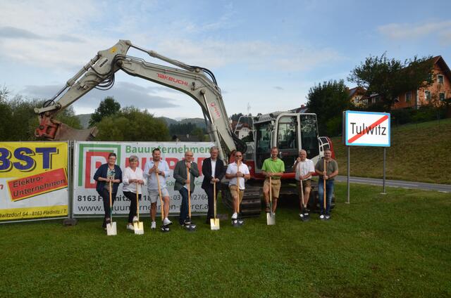 Die Gemeindeverantwortlichen rund um Bürgermeister Peter Raith sowie Landeshauptmann Christopher Drexler eröffneten die Baustelle zum neuen Gehweg in Tulwitz mit einem Spatenstich. | Foto: Gemeinde Fladnitz/T.