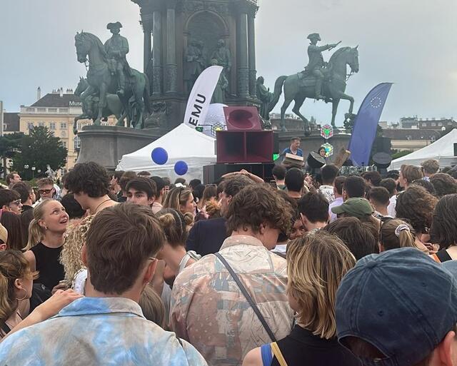"Zwidemu" oder "Zwischen den Museen" ist ein beliebter Ort für junge Menschen. In jüngster Vergangenheit gab es hier Demos, bei denen unter anderem von der Politik verlangt wurde, nicht auf die Bedürfnisse junger Menschen zu vergessen. | Foto: Manuel Przybilovszki