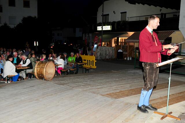 Der Dorfplatz war zum wiederholten Mal betens besucht. Die schlechte Nachricht: Es war das letzte Konzert im heurigen Sommer. | Foto: Hassl