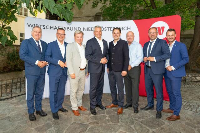 Landtagsabgeordneter Stadtrat Franz Dinhobl, Bundesrat und Landesgeschäftsführer Matthias Zauner, Wirtschaftsbunddirektor Harald Servus, Bundeskanzler Karl Nehammer, Wirtschaftsbundobmann Christian Oberger, Abgeordneter zum Nationalrat Generalsekretär Christian Stocker, Abgeordneter zum NÖ Landtag Bernhard Ebner, Bürgermeister und Bezirksparteiobmann Christian Stacherl. | Foto: WBNÖ
