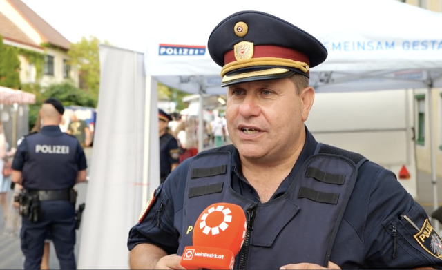 Bundespolizeidirektor Michael Takàcs im Gespräch mit MeinBezirk über die Sicherheitsmaßnahmen beim Neustifter Kirtag.  | Foto: Max Spitzauer/MeinBezirk