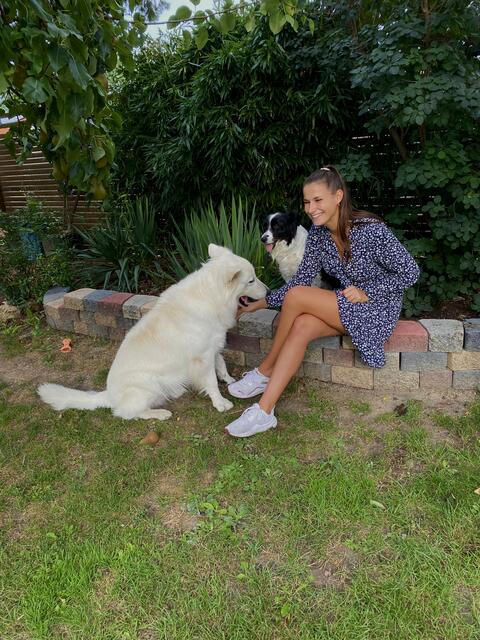 Ines Gruber und ihre geliebten Hunde Cosmo und Bella. | Foto: Gruber