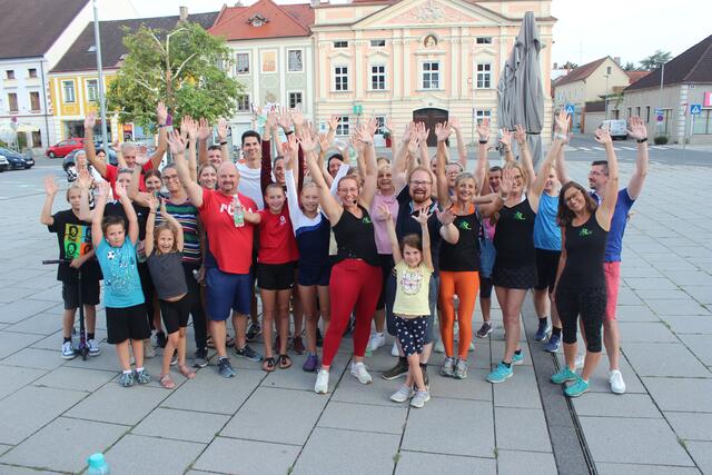 Das erste kostenlose Rathausplatz-Workout war ein voller Erfolg. | Foto: Vanessa Huber