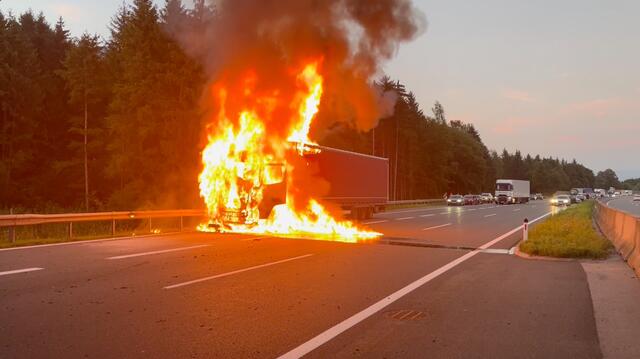Bei einem schweren Verkehrsunfall auf der A12 bei Kramsach ist am Donnerstagabend ein 19-jähriger Motorradfahrer schwer verletzt worden. Sein Motorrad geriet unter einen Lkw und brannte vollständig aus. Die Autobahn musste für mehrere Stunden gesperrt werden. | Foto: ZOOM.TIROL