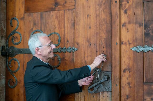  Propst Florian Huber beim Abschließen des Doms  | Foto: sigl/dibk