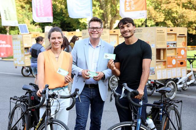 In der Mitte: Klimastadtrat Jürgen Czernohorszky(SPÖ) war bei der Übergabe der Gastrogutscheine ebenfalls zugegen. | Foto: Martin Votava
