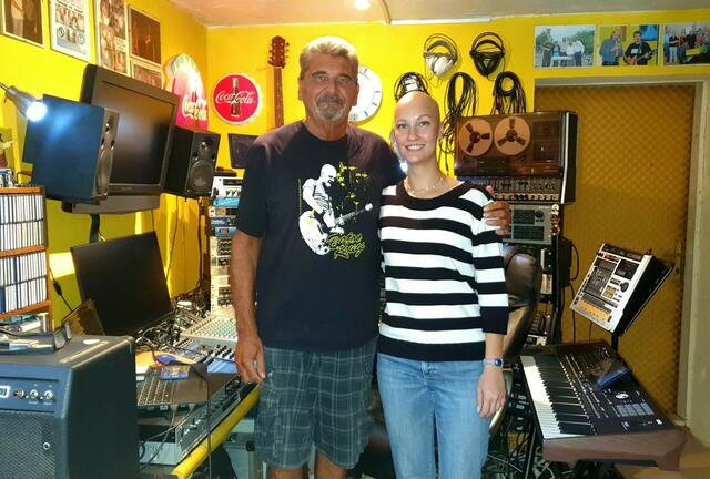 Im Tonstudio von Georg Ragyoczy (links) fand sich kürzlich die Singer-Songwriterin Lisa Berer (rechts) aus Berndorf bei Salzburg ein. | Foto: Ragyoczy