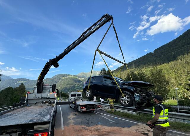 Die beiden Fahrzeuge wurden beim Unfall schwer beschädigt. | Foto: zoom.tirol