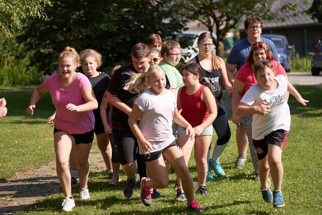Im Rahmen des Kurses erlernen die Kinder und Jugendlichen einen richtigen und gesunden Umgang mit Lebensmitteln und Speisen, Freude an Bewegung im Alltag und das Bewusstmachen von mentaler Gesundheit.  | Foto: charakterphotos | Philipp Monihart