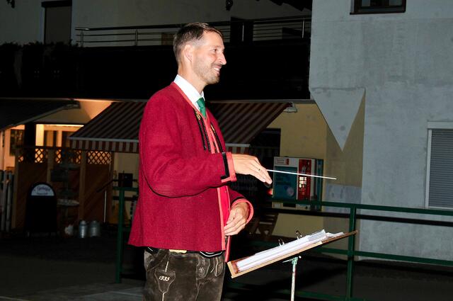 Auch Gastdirigent Thomas Kiechl, der die Sommerkonzerte leitete, hatte beste Laune. | Foto: Hassl