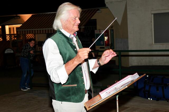 Hans Santer war viele Jahre Musikant – beim "Gastdirigat" brachte er seine Routine voll ins Spiel. | Foto: Hassl