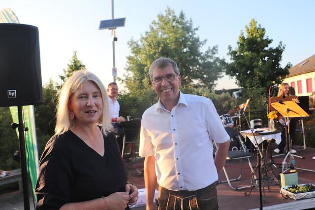 Feldkirchens ÖAAB-Obfrau Helene Ruhmer und Bgm. Erich Gosch bereiteten mit ihrem Team den Gästen einen bezaubernden Abend.  | Foto: Edith Ertl