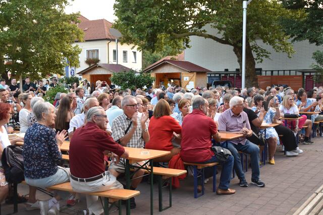 Viele Besucherinnen und Besucher waren zum Konzert gekommen. | Foto: Michael Strini