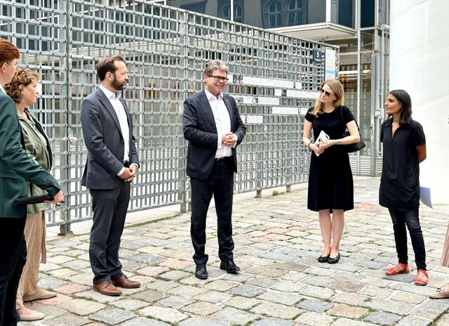 "Mit dieser App bringen wir Schülerinnen und Schüler auf eindrückliche und altersgerechte Weise die Geschichte des Holocaust näher", so Bildungsminister Polaschek. | Foto: Marlene Graupner/MeinBezirk