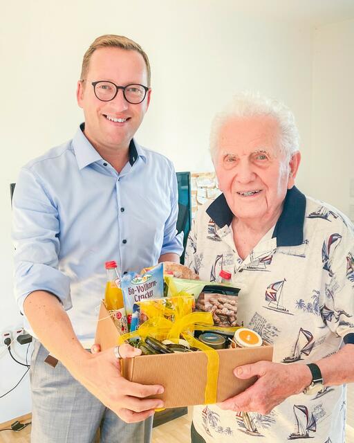 Der Bürgermeister von Oberndorf bei Salzburg Georg Djundja (links) gratulierte Ludwig Mittasch zu seinem 100. Geburtstag. | Foto: Stadtgemeinde Oberndorf