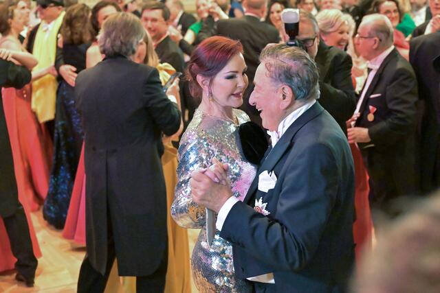 Opernball-Stargast Priscilla Presley wagte mit Richard Lugner tatsächlich ein Tänzchen. | Foto:  ELISABETH MANDL / REUTERS / picturedesk.com