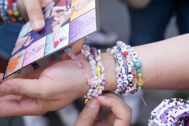 Taylor Swift führt es gerade eindrucksvoll vor Augen: Jugendliche vergöttern ihr Idol regelrecht, reisen zu ihren Events, treffen sich in Scharen in ihren "Swiftie"-Outfits, mit den Armen voller Freundschaftsbänder.  | Foto:  ALEX HALADA / AFP / picturedesk.com