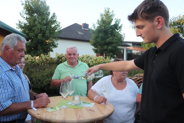 Erst fruchtig, dann still und abschließend kräftig war die Reihenfolge, die Jungwinzer Moritz Kapun kredenzte | Foto: Edith Ertl