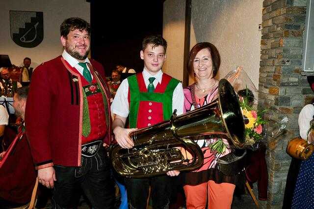 Besonderes Geschenk: Rosemarie Vigl übergab die Tuba ihres Vaters an Obmann Michael Haid (li.) und Tobias Rampl. | Foto: Hassl