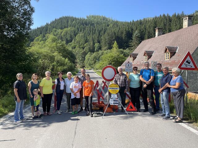 "Unsere Geduld ist zu Ende!" Bewohnerinnen und Bewohner von Frein an der abgesperrten B 23. | Foto: Hackl
