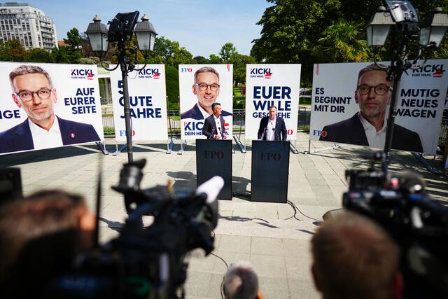 Nachdem die FPÖ vor wenigen Tagen ihr Wahlprogramm vorgestellt hatte, präsentierte der freiheitliche Generalsekretär Michael Schnedlitz am Freitag nun die erste Plakatkampagne seiner Partei zur Nationalratswahl. Die FPÖ setzt dabei ganz auf ihren Parteichef und Spitzenkandidaten Herbert Kickl.  | Foto: EVA MANHART / APA / picturedesk.com 