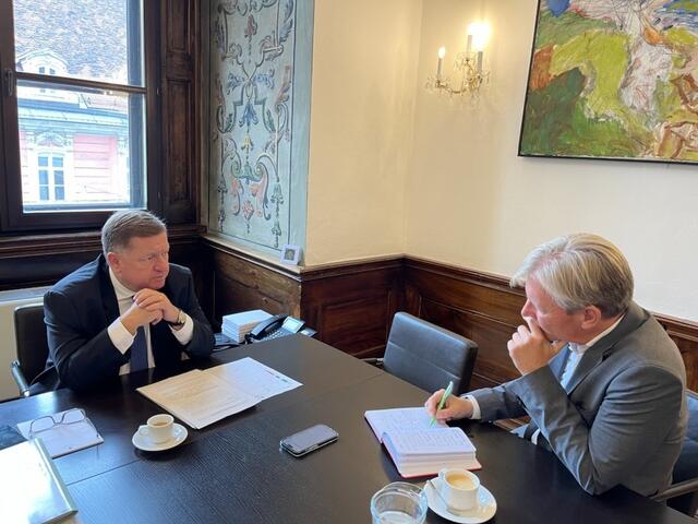 Nur noch wenige Tage bis zum Schulbeginn: Landesrat Werner Amon im Gespräch mit Roland Reischl (MeinBezirk). | Foto: Land Steiermark