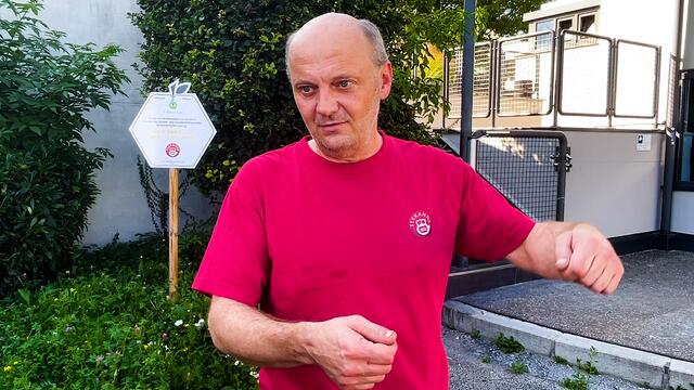 Techniker Christian Pilsner erklärt warum Brandalarm ausgelöst wurde. | Foto: Stefan Schubert
