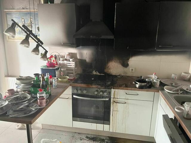 Öl entflammte auf dieser Herdplatte und löste in einem Wohnhaus in Kleinwarasdorf einen Küchenbrand aus. | Foto: FF Kleinwarasdorf
