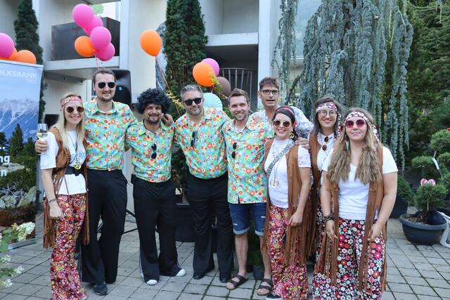Der Vorstand der Jungen Wirtschaft Landeck im "Flower-Power-Style" im Rahmen des diesjährigen Sommercocktails in Prutz.  | Foto: Elisabeth Zangerl