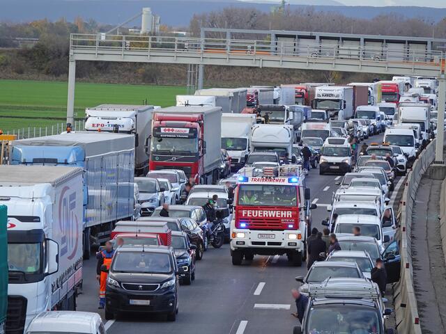 Rettungsgasse A2: Von einer Brücke aufgenommen sieht man, dass hinter dem Tanklöschfahrzeug ein privater Pkw einfach nachgefahren ist in der Rettungsgasse. | Foto: BFK BADEN / Stefan Schneider