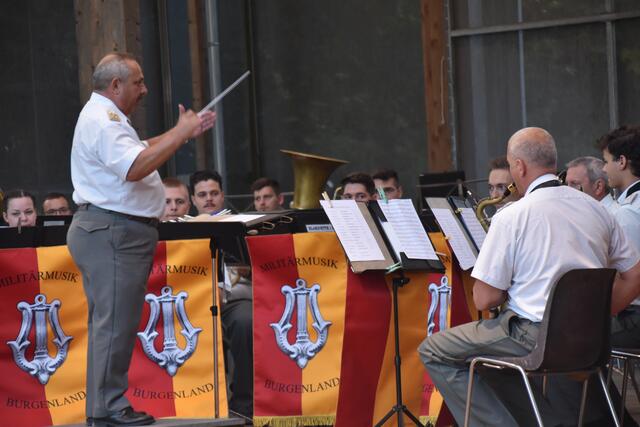 Oberst Hans Miertl dirigierte beim Sommerkonzert der Militärmusik Burgenland. | Foto: Michael Strini