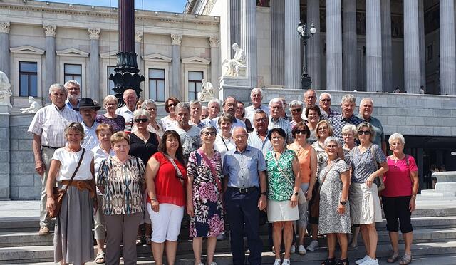 Die Miesenbacher Seniorinnen und Senioren beim Besuch des Parlaments und der Führung durch die beeindruckenden Räumlichkeiten. | Foto: zVg
