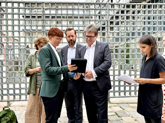 v. l.: Andrea Szönyi, Europa-Beauftragte der USC Shoah Foundation, Marlene Wöckinger (OeAD ERINNERIN:AT), Jakob Calice (OeAD-Geschäftsführer, Bundesminister Martin Polaschek (ÖVP) und Victoria Kumar (OeAD ERINNERIN:AT). | Foto: Marlene Graupner/MeinBezirk