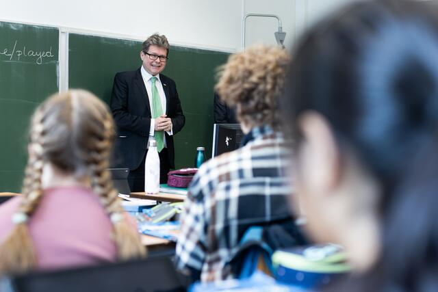"Wir werden im kommenden Jahr jede Unterrichtsstunde halten können", versicherte ÖVP-Bildungsminister Martin Polaschek am Freitag. (Archivfoto) | Foto: BKA/Dunker