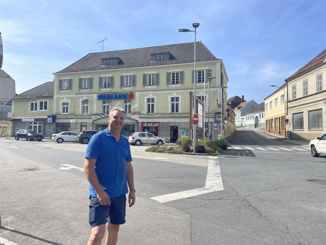 Bürgermeister Ulrich Achleitner an der zentralen Kreuzung in Groß SIegharts. | Foto: Daniel Schmidt