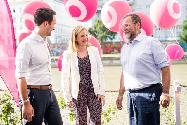 Die NEOS starten am Freitag mit u. a. Parteichefin und Spitzenkandidatin Meinl-Reisinger, Nationalratsabgeordnetem Schellhorn und Wiens Vizebürgermeister Wiederkehr in den Wahlkampf für die Nationalratswahl am 29. September. | Foto: GEORG HOCHMUTH / APA / picturedesk.com