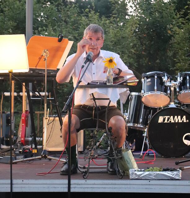 Mit Burgtheaterstimme las Bgm. Erich Gosch Heiteres und Wissenswertes zum Thema Wein. | Foto: Edith Ertl