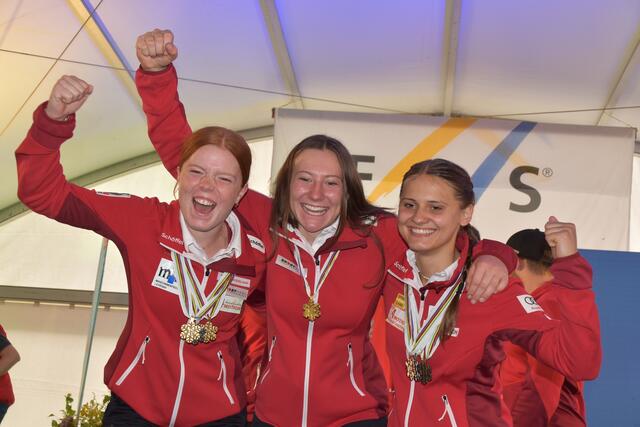 Wie im Vorjahr sollte es auch diesmal laufen: Tina Hetfleisch, Emma Eberhardt und Lara Teynor jubelten über viele Medaillen. | Foto: Michael Strini