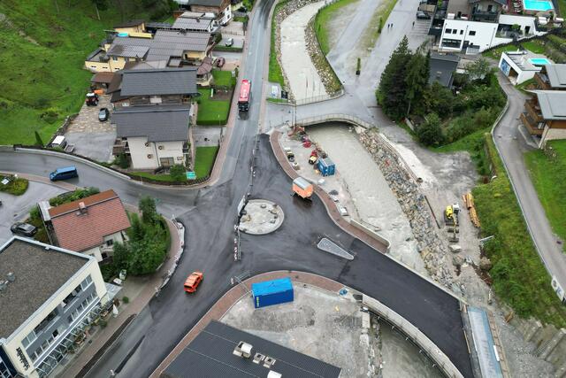 Das Großprojekt hat eine Bauzeit von circa zwei Jahren und soll nach Fertigstellung den Ort Wagrain entlasten. Für die Umfahrung mussten zwei neue Kreisverkehre und zwei Brücken errichtet werden. | Foto: Land Salzburg/Sandra Lanzl