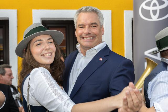 Bundeskanzler Karl Nehammer (ÖVP) wagte am Neustifter Kirtag ein Tänzchen. | Foto: René Brunhölzl/MeinBezirk