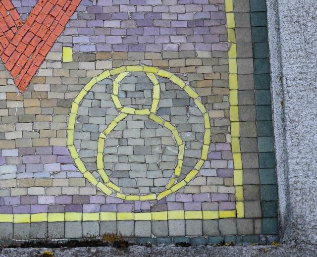 Signatur auf einem Fassadenmosaik in Amstetten. | Foto: Hans-Peter Kriener