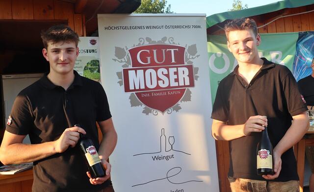 Die Jungwinzer kredenzten ihre Weine. Moritz und Lukas Kapun vom Weingut Moser in Leutschach. bauen auf 17 Hektar Wein an. Die heurigen Wetterkapriolen mit Starkregen und Hagel machten den Winzern zu schaffen. Dank der vielen Sonnenstunden wird es trotz allem ein guter Jahrgang.  | Foto: Edith Ertl