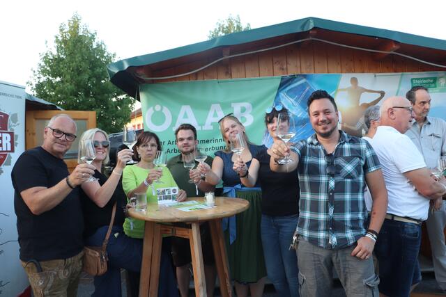 Ein Prost auf das Weingut Moser in Leutschach, dem höchst gelegenen in der Steiermark.  | Foto: Edith Ertl
