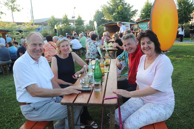Peter Kirchengas (li) genoss mit zahlreichen Gästen den lauen Sommerabend und die Gastfreundschaft der Feldkirchner | Foto: Edith Ertl