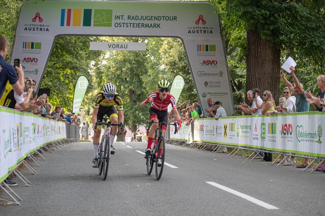 Michael Hettegger und Kristian Haugetun beim Zieleinlauf | Foto: Peter Maurer