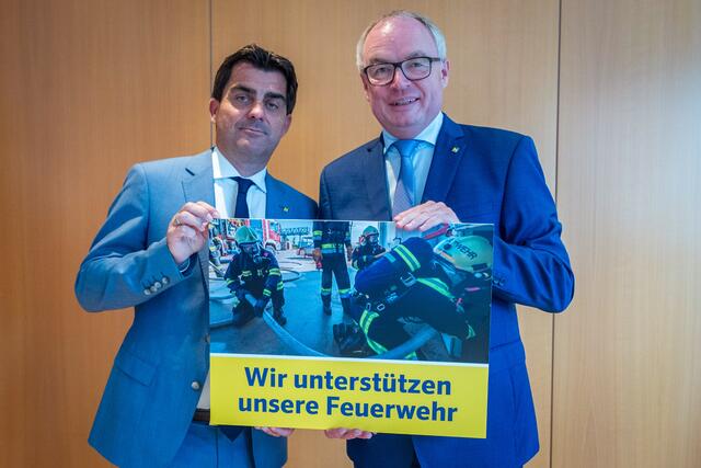 Bürgermeister Christian Gepp und LH-Stellvertreter Stephan Pernkopf im Rahmen der Förderbewilligung. | Foto: zVg.